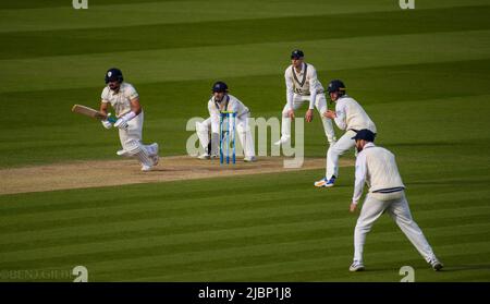 Middlesex in Aktion gegen Derbyshire bei Lords beim Saisonauftakt am 10.. April 2022 Stockfoto