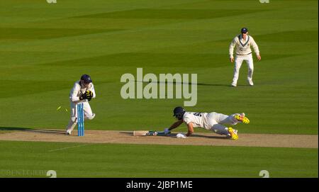 Middlesex in Aktion gegen Derbyshire bei Lords beim Saisonauftakt am 10.. April 2022 Stockfoto