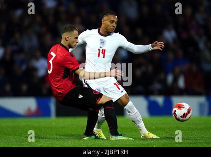 Der englische Cameron Archer (rechts) und der albanische Mario Mitaj kämpfen während des UEFA-Europameisterschafts-Qualifikationsspiels U21 im Proact Stadium, Chesterfield, um den Ball. Bilddatum: Dienstag, 7. Juni 2022. Stockfoto