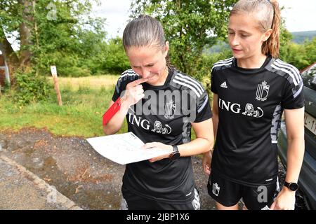 Aywaille. Belguim, 07/06/2022, die belgische Lenie Onzia und die belgische Julie Biesmans, aufgenommen während einer Teambuilding-Aktivität der belgischen Fußballnationalmannschaft der Roten Flammen, Dienstag, den 07. Juni 2022 in Aywaille. Die Red Flames bereiten sich auf die bevorstehende Europameisterschaft der Frauen 2022 in England vor. BELGA FOTO DAVID CATRY Stockfoto