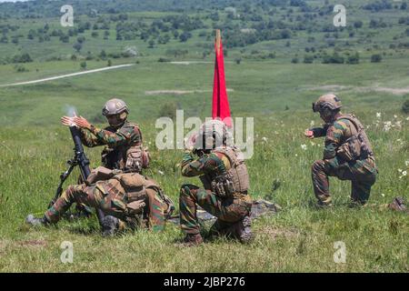 Cincu, Rumänien, 07. Juni 2022. Die belgische Armee-Abteilung in Cincu, Rumänien, führt am Dienstag, dem 07. Juni 2022, eine Übung durch. BELGA FOTO HATIM KAGHAT Stockfoto