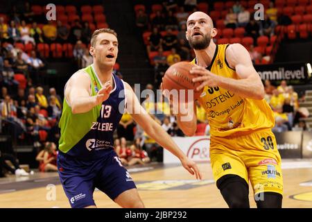 Oostende, Belgien, 07/06/2022, Leiden's Luuk van Bree und Oostende's Pierre-Antoine Gillet kämpfen während eines Basketballspiels zwischen BC Oostende (Belgien) und Zorg en Zekerheid Leiden (Niederlande) am Dienstag, dem 07. Juni 2022 in Oostende, dem Rückspiel im Halbfinale der Basketball-Meisterschaft der ersten Liga der BNXT League. BELGA FOTO KURT DESPLENTER Stockfoto