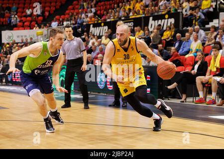 Oostende, Belgien, 07/06/2022, Leiden's Luuk van Bree und Oostende's Pierre-Antoine Gillet kämpfen während eines Basketballspiels zwischen BC Oostende (Belgien) und Zorg en Zekerheid Leiden (Niederlande) am Dienstag, dem 07. Juni 2022 in Oostende, dem Rückspiel im Halbfinale der Basketball-Meisterschaft der ersten Liga der BNXT League. BELGA FOTO KURT DESPLENTER Stockfoto