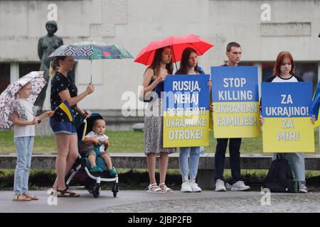 Ljubljana, Slowenien. 07.. Juni 2022. Die Demonstranten tragen Plakate, die ihre Meinung während einer europaweiten Kundgebung zum Schutz ukrainischer Kinder, die vom Krieg in der Ukraine betroffen sind, zum Ausdruck bringen. Bisher wurden über 240 Kinder im Krieg getötet. Kredit: SOPA Images Limited/Alamy Live Nachrichten Stockfoto