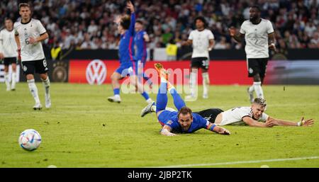 Der englische Harry Kane (links) wird von Nico Schlotterbeck, dem deutschen Fußballnationalmannschaft, angefichtert, was nach einer VAR-Überprüfung während des Spiels der UEFA Nations League in der Allianz Arena in München zu einer Strafe führt. Bilddatum: Dienstag, 7. Juni 2022. Stockfoto