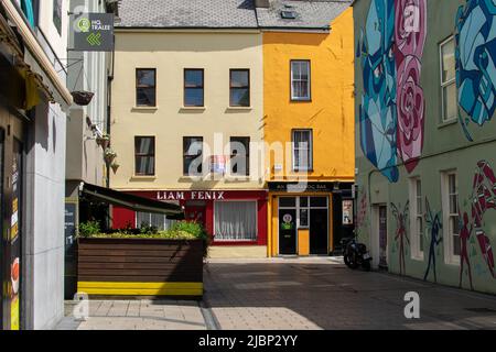 Tralee, Irland - 1.. Juni 2022, Stadt Tralee Bunte Straßen und Stadtviertel, Grafschaft Kerry, Irland Stockfoto