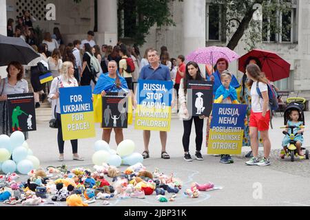 Ljubljana, Slowenien. 07.. Juni 2022. Die Demonstranten tragen Plakate, die ihre Meinung während einer europaweiten Kundgebung zum Schutz ukrainischer Kinder, die vom Krieg in der Ukraine betroffen sind, zum Ausdruck bringen. Bisher wurden über 240 Kinder im Krieg getötet. (Foto: Luka Dakskobler/SOPA Images/Sipa USA) Quelle: SIPA USA/Alamy Live News Stockfoto