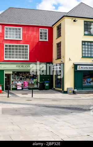 Tralee, Irland - 1.. Juni 2022, Stadt Tralee Bunte Straßen und Stadtviertel, Grafschaft Kerry, Irland Stockfoto