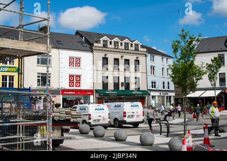 Tralee, Irland - 1.. Juni 2022, Stadt Tralee Bunte Straßen und Stadtviertel, Grafschaft Kerry, Irland Stockfoto