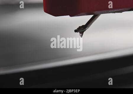 Extreme Nahaufnahme des Eingabestifts des Plattenspielers mit einer weichen Aufnahme im Hintergrund Stockfoto