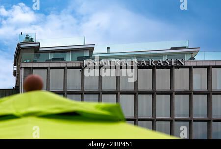 Genf, Schweiz - 3. Juni 2022: Die Bank J. Safra SASASASin Ltd ist eine Schweizer Privatbank, die 1841 gegründet wurde und ihren Hauptsitz in Basel hat. Es ist derzeit so Stockfoto