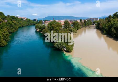 Das berühmte La Jonction, der Zusammenfluss der Flüsse Rhone auf der linken Seite und Arve auf der rechten Seite in Genf, Schweiz. Stockfoto