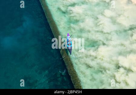 Genf, Schweiz - 3. Juni 2022: Der Kajaker paddelt über La Jonction - dem Zusammenfluss der Flüsse Rhone und Arve in Genf Stockfoto