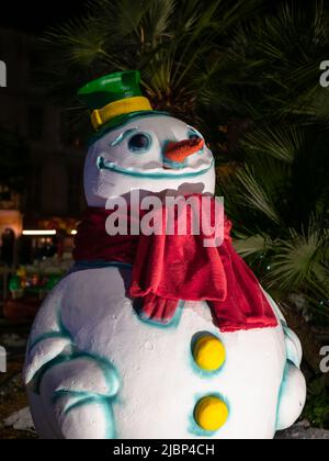 Menton, Frankreich - 6. Dezember 2021: Eine Figur des Schneemannes auf der Menton Weihnachtsmesse Stockfoto