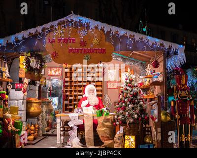 Menton, Frankreich - 6. Dezember 2021: Der Weihnachtsmann bereitet Geschenke vor und versendet Geschenke auf der Weihnachtsmesse von Menton Stockfoto