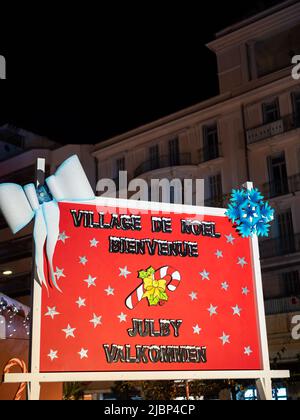 Menton, Frankreich - 6. Dezember 2021: Willkommensgruß im Weihnachtsdorf in Menton Stockfoto