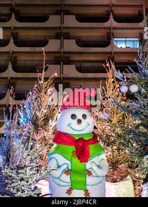 Menton, Frankreich - 6. Dezember 2021: Eine Figur des Schneemannes auf der Menton Weihnachtsmesse Stockfoto