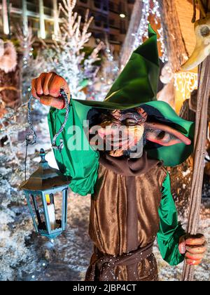 Menton, Frankreich - 6. Dezember 2021: Eine Figur eines Zwerges auf dem Menton Weihnachtsmarkt Stockfoto