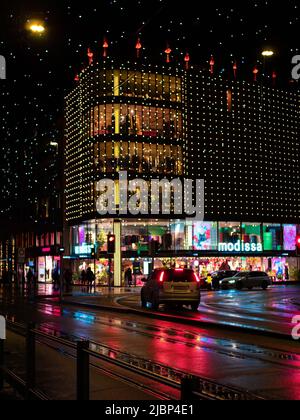 Zürich, Schweiz - 1. Dezember 2021: Beleuchtete Bahnhofstrasse in Zürich und ihre Weihnachtsdekoration Stockfoto