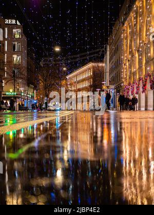 Zürich, Schweiz - 1. Dezember 2021: Beleuchtete Bahnhofstrasse in Zürich und ihre Weihnachtsdekoration Stockfoto