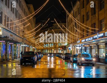 Zürich, Schweiz - 1. Dezember 2021: Beleuchtete Straße in Zürich zur Weihnachtszeit Stockfoto