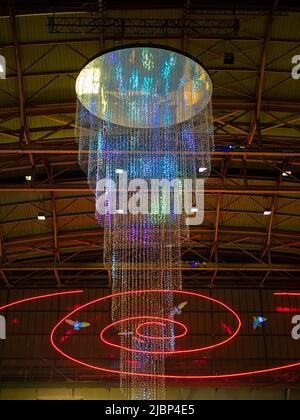 Zürich, Schweiz - 30. November 2021: Abstrakter leichter Weihnachtsschmuck am Bahnhof in Zürich, Schweiz Stockfoto