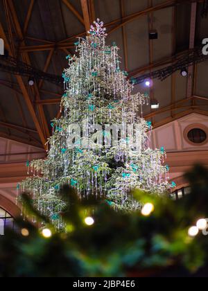 Zürich, Schweiz - 30. November 2021: Traditioneller Weihnachtsbaum am Bahnhof in Zürich, geschmückt mit Swarovski-Kristallen. Stockfoto