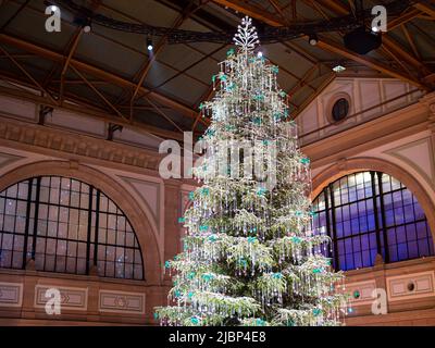 Zürich, Schweiz - 30. November 2021: Traditioneller Weihnachtsbaum am Bahnhof in Zürich, geschmückt mit Swarovski-Kristallen. Stockfoto