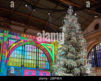 Zürich, Schweiz - 30. November 2021: Traditioneller Weihnachtsbaum am Bahnhof in Zürich, geschmückt mit Swarovski-Kristallen. Stockfoto