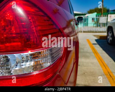 Perspektivische Ansicht eines Rücklichts eines geparkten Autos Stockfoto