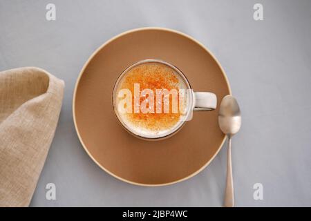 Traditionelles türkisches Winter-Heißgetränk Salep oder Sahlep aus Milch mit Orchideenmehl und Zimt. Stockfoto