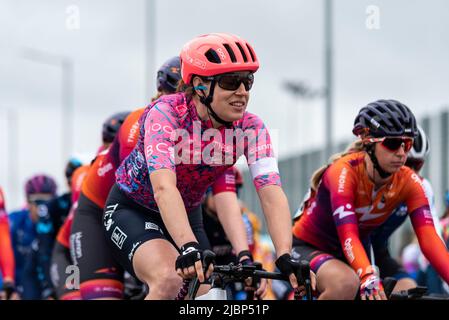 Radsportler verlassen den Colchester Sports Park für das Radrennen der UCI Women’s Tour, Etappe 1, nach Bury St. Edmunds. Tanja Erath von EF Education TIBCO SVB Stockfoto