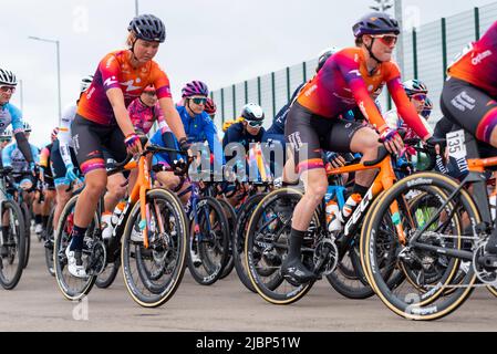 Radsportler verlassen den Colchester Sports Park für das Radrennen der UCI Women’s Tour, Etappe 1, nach Bury St. Edmunds. Reiter von Human Powered Health Stockfoto