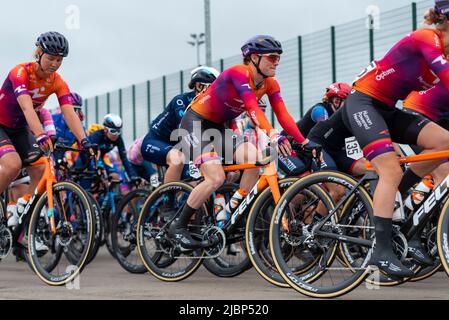 Radsportler verlassen den Colchester Sports Park für das Radrennen der UCI Women’s Tour, Etappe 1, nach Bury St. Edmunds. Reiter von Human Powered Health Stockfoto