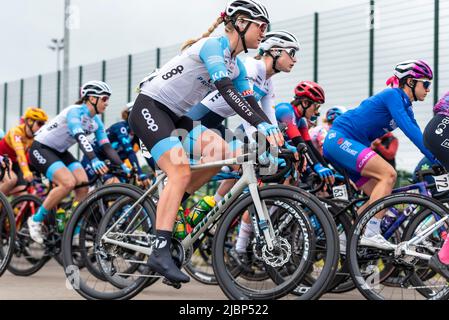 Radsportler verlassen den Colchester Sports Park für das Radrennen der UCI Women’s Tour, Etappe 1, nach Bury St. Edmunds. Ane Iversen von COOP Hitec Products (82) Stockfoto