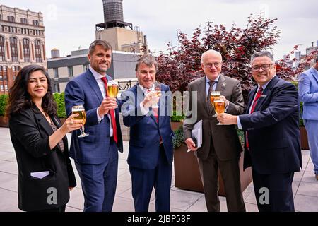 Die Abbildung zeigt ein Treffen mit ab Inbev in New York, USA, während einer belgischen Wirtschaftsmission in den Vereinigten Staaten von Amerika am Dienstag, den 07. Juni 2022. Eine Delegation mit der Prinzessin und verschiedenen Ministern wird Atlanta, New York und Boston vom 4.. Bis 12.. Juni besuchen. BELGA FOTO LAURIE DIEFFEMBACQ Stockfoto