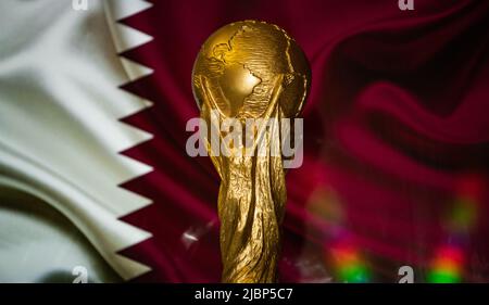 6. Oktober 2021 Doha, Katar. FIFA Fußball-Weltmeisterschaft vor dem Hintergrund der Flagge von Katar. Stockfoto