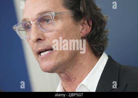 7. Juni 2022, Washington, District of Columbia, USA: Matthew McConaughey, Ein aus Uvalde, Texas, geborener Vater und Waffenbesitzer, begleitet die Pressesprecherin des Weißen Hauses, Karine Jean-Pierre, am 7. Juni 2022 bei der täglichen Pressekonferenz im Brady Press Briefing Room des Weißen Hauses in Washington, DC (Foto: © Chris Kleponis/CNP via ZUMA Press Wire) Stockfoto