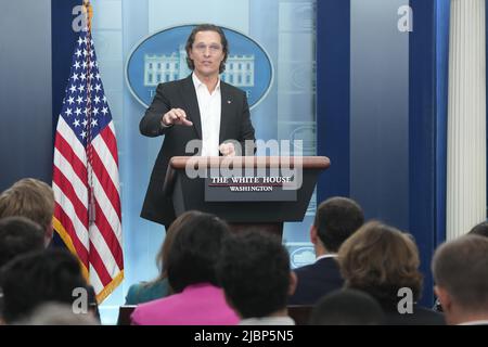 7. Juni 2022, Washington, District of Columbia, USA: Matthew McConaughey, Ein aus Uvalde, Texas, geborener Vater und Waffenbesitzer, begleitet die Pressesprecherin des Weißen Hauses, Karine Jean-Pierre, am 7. Juni 2022 bei der täglichen Pressekonferenz im Brady Press Briefing Room des Weißen Hauses in Washington, DC (Foto: © Chris Kleponis/CNP via ZUMA Press Wire) Stockfoto