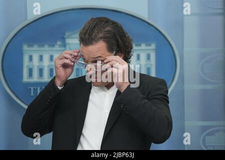 7. Juni 2022, Washington, District of Columbia, USA: Matthew McConaughey, Ein aus Uvalde, Texas, geborener Vater und Waffenbesitzer, begleitet die Pressesprecherin des Weißen Hauses, Karine Jean-Pierre, am 7. Juni 2022 bei der täglichen Pressekonferenz im Brady Press Briefing Room des Weißen Hauses in Washington, DC (Foto: © Chris Kleponis/CNP via ZUMA Press Wire) Stockfoto