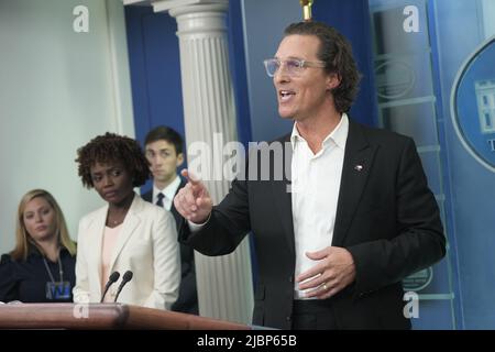 7. Juni 2022, Washington, District of Columbia, USA: Der Schauspieler MATTHEW MCCONAUGHEY, gebürtig aus Uvalde, Texas, Vater und Waffenbesitzer, begleitet die Pressesprecherin des Weißen Hauses, Karine Jean-Pierre, bei der täglichen Pressekonferenz im Brady Press Briefing Room des Weißen Hauses. (Bild: © Chris Kleponis/CNP über ZUMA Press Wire) Stockfoto