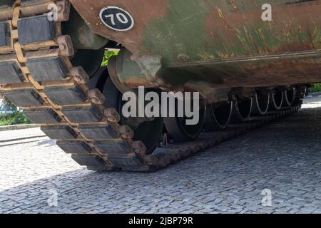 Leopard A26 war Tank Fahrzeug patrouillieren ein städtisches Gebiet, Nähe Kampf Kriegsgebiete. Militärische Intervention. Kriegsszenario. Stockfoto