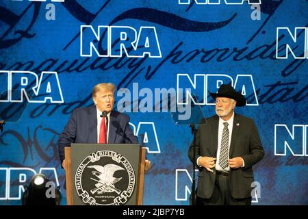 Houston, TX, USA. 27.. Mai 2022. Der ehemalige Präsident Donald Trump stellt den Helden von Sutherland Springs, Texas, Stephen Willeford, während der Freitagnachmittag-Generalversammlung der National Rifle Association (NRA) in Houston vor, nur wenige Tage nach einem Massenschuss 300 Meilen westlich tötete 19 Kinder und 2 Lehrer in Uvalde, TX. Willeford schoss den Schützen, der 2017 Dutzende von Kirchenbesuchern tötete. (Bild: © Bob Daemmrich/ZUMA Press Wire) Stockfoto