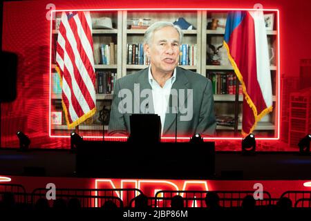 Houston, TX, USA. 27.. Mai 2022. Texas Gov. GREG ABBOTT erscheint in einem aufgezeichneten Video während der Freitagnachmittagssitzung der National Rifle Association (NRA) in Houston, nur wenige Tage nach einem Massenschuss 300 Meilen westlich töteten 19 Kinder und 2 Lehrer in Uvalde, TX. Donald Trump kritisierte Abbott dafür, dass er nicht persönlich bei der Veranstaltung auftritt. (Bild: © Bob Daemmrich/ZUMA Press Wire) Stockfoto