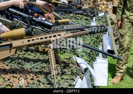 Bekämpfung von militärischen Waffen an die Zivilbevölkerung. Zivilbevölkerung, die militärische Kampfwaffen einsetzt. Halbautomatisches Barrett-Kaliber .50 BMG Stockfoto