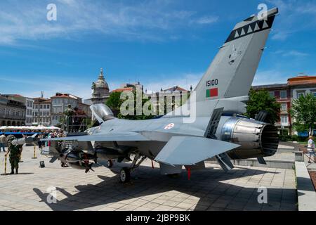 F16 Kampfflugzeug aus Portugal, NATO-Truppe Länder Luftkampfflugzeug. Luftkampf mit Flugzeugen. Europäisches F16-Flugzeug. F16 bei städtischer Exposition. Stockfoto