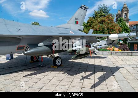 F16 Kampfflugzeug aus Portugal, NATO-Truppe Länder Luftkampfflugzeug. Luftkampf mit Flugzeugen. Europäisches F16-Flugzeug. F16 bei städtischer Exposition. Stockfoto