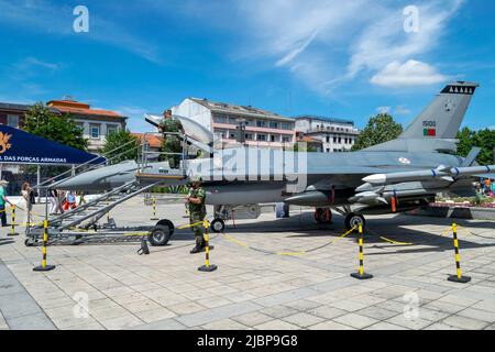 F16 Kampfflugzeug aus Portugal, NATO-Truppe Länder Luftkampfflugzeug. Luftkampf mit Flugzeugen. Europäisches F16-Flugzeug. F16 bei städtischer Exposition. Stockfoto