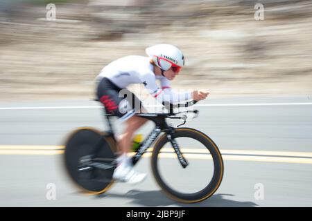 Junge Amateurfahrer fahren im Zeitfahren des Redlands Classic-Etappenrennens 2022. Stockfoto