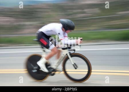 Junge Amateurfahrer fahren im Zeitfahren des Redlands Classic-Etappenrennens 2022. Stockfoto